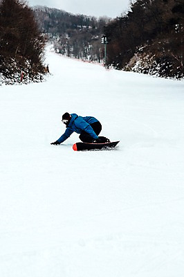 포토 JPG 주간 남자 겨울 스키장 고글 한명 야외 30대 설원 한국인 스노우보드 헬멧 스키복 스노우보더 활강 용평스키장 성인남자한명만 장년남자한명만 국내포토 자연요소 1 옷 계절 스키 운동선수 눈_날씨 사람 동양인 장년 보드_스포츠 보호장비 용평 남자한명만 성인남자만 장년남자만 파일형식