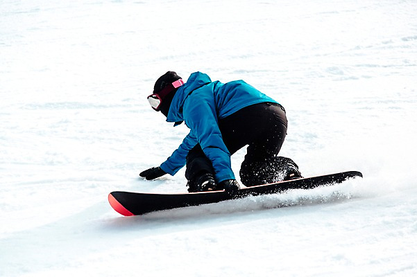 포토 JPG 주간 남자 겨울 스키장 고글 한명 야외 30대 설원 한국인 스노우보드 스키복 스노우보더 활강 눈보라 용평스키장 성인남자한명만 장년남자한명만 국내포토 자연요소 1 옷 계절 스키 운동선수 눈_날씨 사람 동양인 장년 보드_스포츠 용평 남자한명만 성인남자만 장년남자만 파일형식