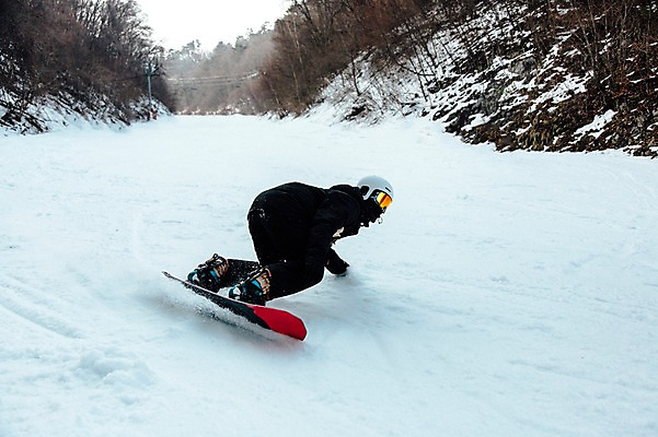 포토 JPG 주간 남자 겨울 스키장 고글 한명 20대 야외 옆모습 설원 한국인 스노우보드 헬멧 스키복 스노우보더 활강 용평스키장 청년남자한명만 성인남자한명만 국내포토 자연요소 1 옷 계절 뷰포인트 스키 운동선수 눈_날씨 사람 동양인 청년 보드_스포츠 보호장비 용평 남자한명만 성인남자만 청년남자만 파일형식