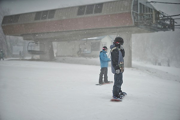 포토 JPG 주간 전신 남자 겨울 스키장 고글 서기 야외 두명 옆모습 30대 설원 한국인 스노우보드 헬멧 스키복 스노우보더 용평스키장 성인남자만 장년남자만 국내포토 자연요소 옷 계절 뷰포인트 모션 스키 운동선수 눈_날씨 사람 동양인 장년 보드_스포츠 보호장비 용평 남자만 장년만 성인만 파일형식