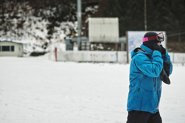 포토 JPG 주간 남자 겨울 스키장 고글 한명 서기 상반신 야외 옆모습 30대 설원 한국인 스키복 스노우보더 용평스키장 성인남자한명만 장년남자한명만 국내포토 자연요소 1 옷 계절 뷰포인트 모션 스키 운동선수 눈_날씨 사람 동양인 장년 용평 남자한명만 성인남자만 장년남자만 파일형식