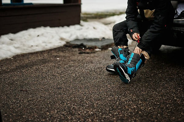 포토 JPG 주간 남자 겨울 한명 앉기 야외 한국인 하반신 신기함 준비 스키복 스노우보드부츠 신발신기 용평스키장 국내포토 자연요소 1 옷 계절 컨셉 모션 스키 스키장 부츠 사람 동양인 용평 파일형식
