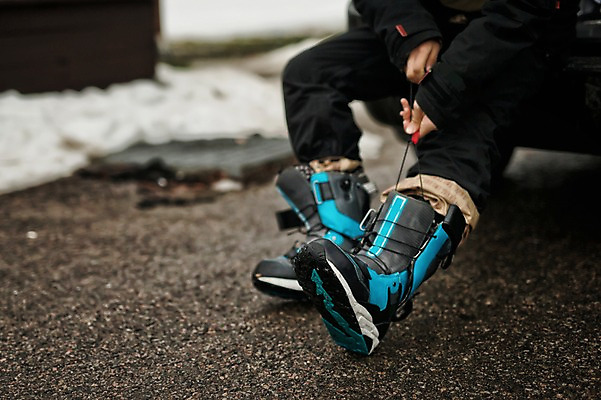 포토 JPG 주간 남자 겨울 한명 앉기 야외 한국인 하반신 신기함 준비 스키복 스노우보드부츠 신발신기 용평스키장 국내포토 자연요소 1 옷 계절 컨셉 모션 스키 스키장 부츠 사람 동양인 용평 파일형식