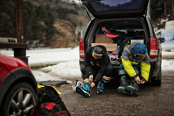 포토 JPG 주간 전신 남자 겨울 승용차 고글 앉기 20대 야외 두명 앞모습 30대 한국인 헬멧 신기함 준비 스키복 스키선수 스노우보더 스노우보드부츠 신발신기 용평스키장 자동차트렁크 성인남자만 국내포토 자연요소 옷 계절 뷰포인트 컨셉 모션 자동차 스키 스키장 운동선수 부츠 사람 동양인 청년 장년 보호장비 용평 남자만 성인만 파일형식