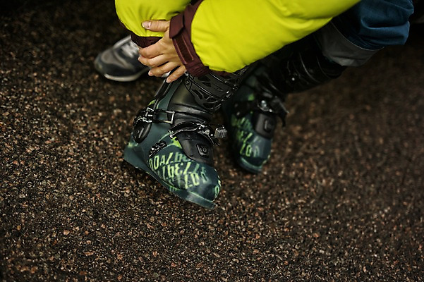 포토 JPG 주간 손 남자 겨울 한명 야외 신체부위 30대 한국인 신기함 준비 스키복 스키선수 스노우보드부츠 신발신기 용평스키장 국내포토 자연요소 1 옷 계절 컨셉 모션 스키 스키장 운동선수 부츠 사람 동양인 장년 용평 파일형식