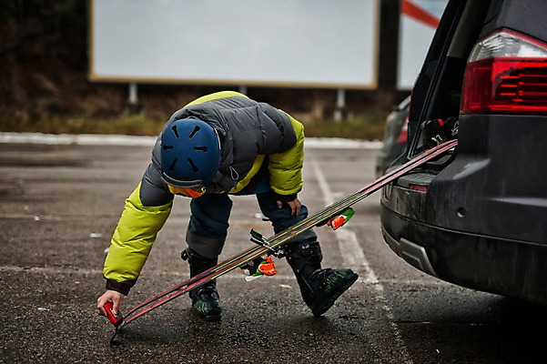 포토 JPG 주간 전신 남자 겨울 승용차 스키 고글 한명 서기 야외 30대 한국인 잡기 헬멧 스키복 스키선수 용평스키장 자동차트렁크 성인남자한명만 장년남자한명만 국내포토 자연요소 1 옷 계절 모션 자동차 겨울스포츠 스키장 운동선수 사람 동양인 장년 보호장비 용평 남자한명만 성인남자만 장년남자만 파일형식