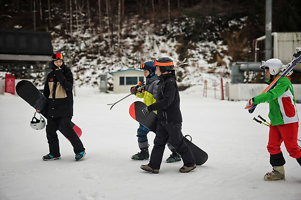 포토 JPG 주간 전신 남자 겨울 스키 스키장 고글 서기 여러명 20대 야외 30대 설원 한국인 스노우보드 헬멧 스키복 스키선수 폴 스노우보더 용평스키장 성인남자만 국내포토 자연요소 옷 계절 다수 모션 겨울스포츠 운동선수 눈_날씨 사람 동양인 청년 장년 보드_스포츠 보호장비 스키용품 용평 남자만 성인만 파일형식