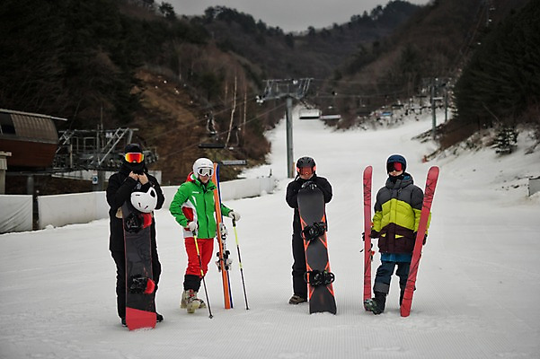 포토 JPG 주간 전신 남자 겨울 스키 스키장 고글 서기 여러명 20대 야외 30대 설원 한국인 스노우보드 헬멧 스키복 스키선수 폴 스노우보더 용평스키장 성인남자만 국내포토 자연요소 옷 계절 다수 모션 겨울스포츠 운동선수 눈_날씨 사람 동양인 청년 장년 보드_스포츠 보호장비 스키용품 용평 남자만 성인만 파일형식