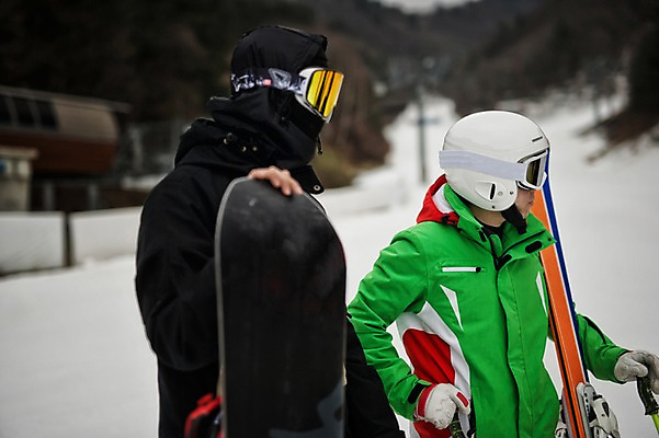 포토 JPG 주간 남자 겨울 스키 스키장 고글 서기 상반신 20대 야외 두명 한국인 스노우보드 헬멧 스키복 스키선수 스노우보더 용평스키장 성인남자만 청년남자만 국내포토 자연요소 옷 계절 모션 겨울스포츠 운동선수 사람 동양인 청년 보드_스포츠 보호장비 용평 남자만 청년만 성인만 파일형식