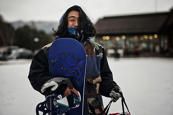 포토 JPG 주간 남자 겨울 스키장 한명 서기 들기 상반신 야외 30대 한국인 스노우보드 헬멧 스키복 스노우보더 눈웃음 용평스키장 성인남자한명만 장년남자한명만 국내포토 자연요소 1 옷 계절 모션 스키 운동선수 표정 사람 동양인 장년 보드_스포츠 보호장비 용평 남자한명만 성인남자만 장년남자만 파일형식