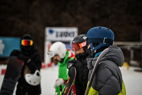 포토 JPG 주간 남자 40대 겨울 스키 스키장 고글 서기 여러명 상반신 20대 성인 야외 옆모습 아웃포커스 30대 한국인 스노우보드 헬멧 스키복 스키선수 스노우보더 용평스키장 성인남자만 국내포토 자연요소 옷 계절 뷰포인트 중년 다수 모션 겨울스포츠 운동선수 촬영기법 사람 동양인 청년 장년 보드_스포츠 보호장비 용평 남자만 성인만 파일형식