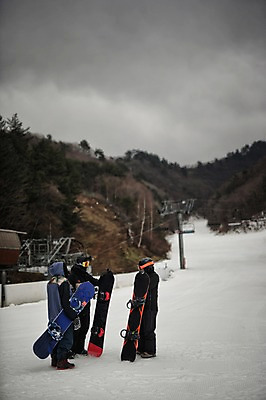 포토 JPG 주간 전신 남자 40대 겨울 스키장 고글 서기 야외 세명 30대 설원 한국인 스노우보드 헬멧 스키복 스노우보더 용평스키장 성인남자만 국내포토 자연요소 옷 계절 중년 모션 스키 운동선수 눈_날씨 사람 동양인 장년 보드_스포츠 보호장비 용평 남자만 성인만 파일형식