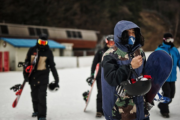 포토 JPG 주간 전신 남자 겨울 스키장 서기 여러명 상반신 야외 아웃포커스 30대 걷기 설원 한국인 스노우보드 헬멧 스키복 스노우보더 용평스키장 성인남자만 국내포토 자연요소 옷 계절 다수 모션 스키 운동선수 눈_날씨 촬영기법 사람 동양인 장년 보드_스포츠 보호장비 용평 남자만 성인만 파일형식