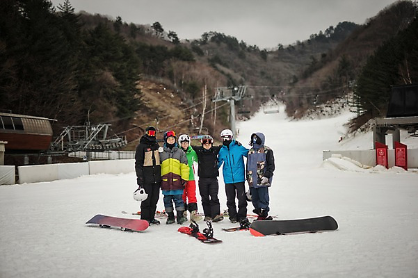 포토 JPG 주간 전신 남자 40대 겨울 어깨동무 스키 스키장 고글 서기 여러명 20대 야외 앞모습 30대 설원 한국인 스노우보드 헬멧 스키복 스키선수 스노우보더 용평스키장 성인남자만 국내포토 자연요소 옷 계절 뷰포인트 중년 포즈 다수 모션 겨울스포츠 운동선수 눈_날씨 사람 동양인 청년 장년 보드_스포츠 보호장비 용평 남자만 성인만 파일형식