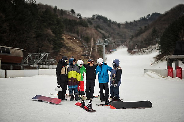 포토 JPG 주간 전신 남자 40대 겨울 어깨동무 스키 스키장 고글 서기 여러명 20대 야외 앞모습 30대 설원 한국인 스노우보드 헬멧 스키복 스키선수 스노우보더 용평스키장 성인남자만 국내포토 자연요소 옷 계절 뷰포인트 중년 포즈 다수 모션 겨울스포츠 운동선수 눈_날씨 사람 동양인 청년 장년 보드_스포츠 보호장비 용평 남자만 성인만 파일형식