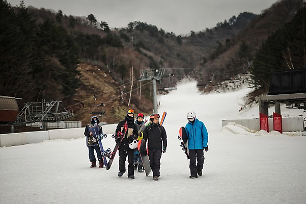 포토 JPG 주간 전신 남자 40대 겨울 스키 스키장 고글 들기 여러명 20대 야외 앞모습 30대 걷기 설원 한국인 스노우보드 헬멧 스키복 스키선수 스노우보더 용평스키장 성인남자만 국내포토 자연요소 옷 계절 뷰포인트 중년 다수 모션 겨울스포츠 운동선수 눈_날씨 사람 동양인 청년 장년 보드_스포츠 보호장비 용평 남자만 성인만 파일형식