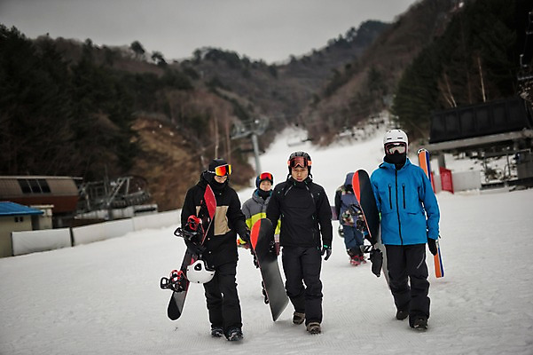 포토 JPG 주간 전신 남자 40대 겨울 스키 스키장 고글 들기 여러명 20대 야외 앞모습 30대 걷기 설원 한국인 스노우보드 헬멧 스키복 스키선수 스노우보더 용평스키장 성인남자만 국내포토 자연요소 옷 계절 뷰포인트 중년 다수 모션 겨울스포츠 운동선수 눈_날씨 사람 동양인 청년 장년 보드_스포츠 보호장비 용평 남자만 성인만 파일형식