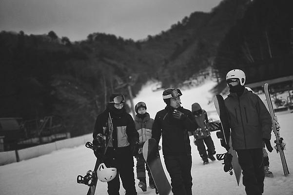 포토 JPG 주간 남자 40대 겨울 스키 스키장 고글 흑백 들기 여러명 상반신 20대 야외 앞모습 30대 걷기 설원 한국인 스노우보드 헬멧 스키복 스키선수 스노우보더 용평스키장 성인남자만 국내포토 자연요소 옷 계절 뷰포인트 중년 다수 모션 겨울스포츠 운동선수 눈_날씨 촬영기법 사람 동양인 청년 장년 보드_스포츠 보호장비 용평 남자만 성인만 파일형식