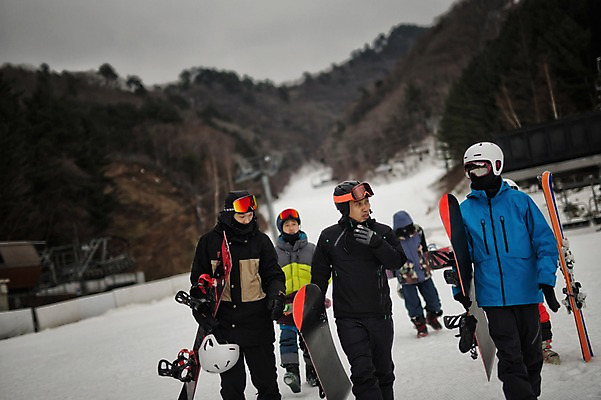 포토 JPG 주간 남자 40대 겨울 스키 스키장 고글 들기 여러명 상반신 20대 야외 앞모습 30대 걷기 설원 한국인 스노우보드 헬멧 스키복 스키선수 스노우보더 용평스키장 성인남자만 국내포토 자연요소 옷 계절 뷰포인트 중년 다수 모션 겨울스포츠 운동선수 눈_날씨 사람 동양인 청년 장년 보드_스포츠 보호장비 용평 남자만 성인만 파일형식