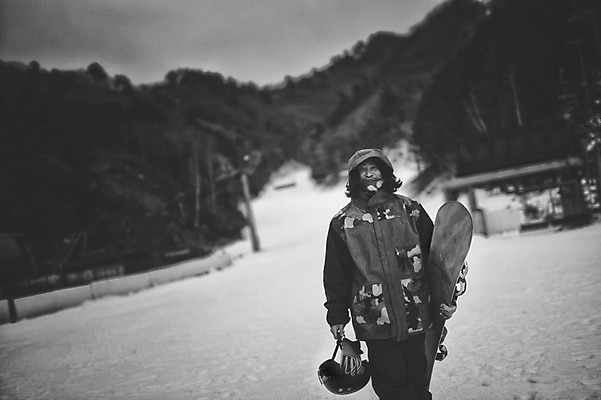 포토 JPG 주간 남자 겨울 스키장 흑백 한명 서기 들기 상반신 야외 앞모습 30대 설원 한국인 스노우보드 헬멧 스키복 스노우보더 용평스키장 성인남자한명만 장년남자한명만 국내포토 자연요소 1 옷 계절 뷰포인트 모션 스키 운동선수 눈_날씨 촬영기법 사람 동양인 장년 보드_스포츠 보호장비 용평 남자한명만 성인남자만 장년남자만 파일형식