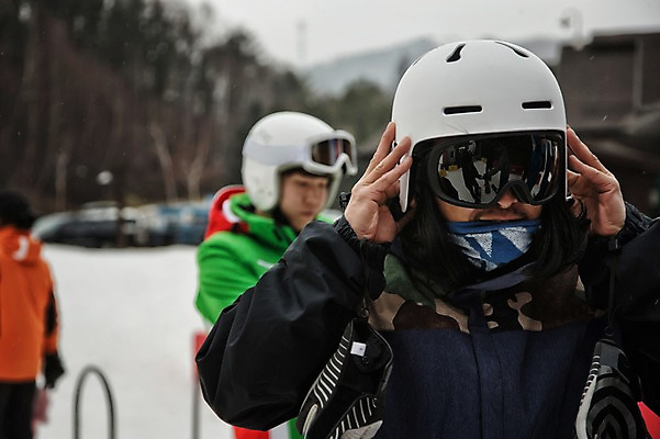 포토 JPG 주간 남자 겨울 스키장 고글 상반신 20대 야외 앞모습 세명 30대 한국인 헬멧 스키복 스노우보더 용평스키장 성인남자만 국내포토 자연요소 옷 계절 뷰포인트 스키 운동선수 사람 동양인 청년 장년 보호장비 용평 남자만 성인만 파일형식