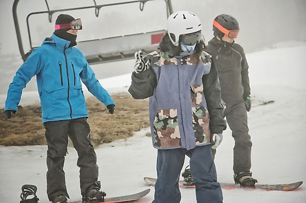 포토 JPG 주간 전신 남자 40대 겨울 스키장 고글 서기 상반신 야외 앞모습 세명 30대 설원 한국인 스노우보드 헬멧 스키복 스노우보더 용평스키장 성인남자만 국내포토 자연요소 옷 계절 뷰포인트 중년 모션 스키 운동선수 눈_날씨 사람 동양인 장년 보드_스포츠 보호장비 용평 남자만 성인만 파일형식