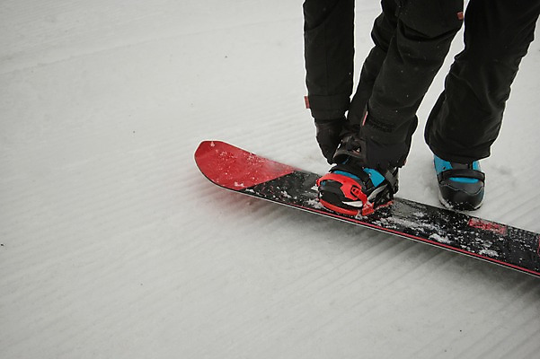 포토 JPG 주간 남자 겨울 스키장 한명 야외 신체부위 설원 한국인 다리 스노우보드 스키복 팔 스노우보더 용평스키장 착용 국내포토 자연요소 1 옷 계절 스키 운동선수 눈_날씨 사람 동양인 보드_스포츠 용평 파일형식