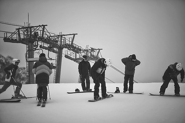 포토 JPG 주간 전신 남자 40대 겨울 스키 스키장 고글 서기 여러명 20대 야외 30대 설원 스트레칭 한국인 스노우보드 헬멧 스키복 리프트 스키선수 폴 스노우보더 용평스키장 성인남자만 국내포토 자연요소 옷 계절 중년 다수 모션 겨울스포츠 운동선수 눈_날씨 사람 동양인 청년 장년 운동 보드_스포츠 보호장비 스키용품 용평 남자만 성인만 파일형식