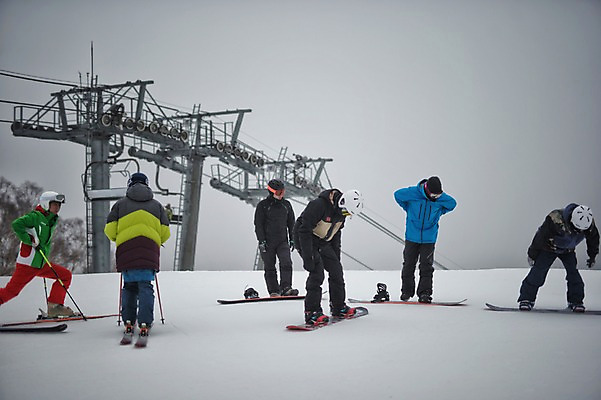 포토 JPG 주간 전신 남자 40대 겨울 스키 스키장 고글 서기 여러명 20대 야외 30대 설원 스트레칭 한국인 스노우보드 헬멧 스키복 리프트 스키선수 폴 스노우보더 용평스키장 성인남자만 국내포토 자연요소 옷 계절 중년 다수 모션 겨울스포츠 운동선수 눈_날씨 사람 동양인 청년 장년 운동 보드_스포츠 보호장비 스키용품 용평 남자만 성인만 파일형식