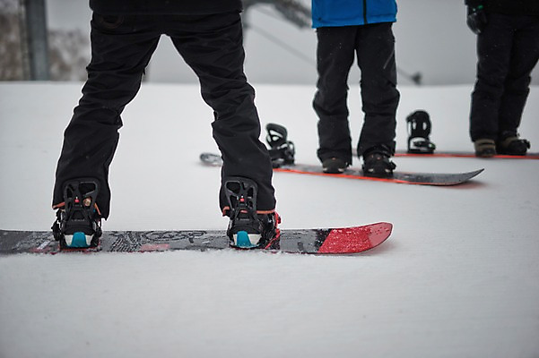 포토 JPG 주간 남자 겨울 스키장 서기 야외 신체부위 세명 설원 한국인 하반신 다리 스노우보드 스키복 스노우보더 용평스키장 국내포토 자연요소 옷 계절 모션 스키 운동선수 눈_날씨 사람 동양인 보드_스포츠 용평 파일형식