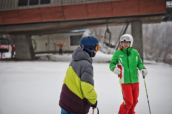 포토 JPG 주간 남자 겨울 스키 스키장 고글 서기 상반신 20대 야외 두명 30대 설원 한국인 헬멧 스키복 스키선수 폴 용평스키장 성인남자만 국내포토 자연요소 옷 계절 모션 겨울스포츠 운동선수 눈_날씨 사람 동양인 청년 장년 보호장비 스키용품 용평 남자만 성인만 파일형식