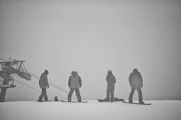 포토 JPG 주간 전신 남자 40대 겨울 하늘 스키장 서기 여러명 20대 야외 뒷모습 30대 설원 한국인 스노우보드 헬멧 스키복 뒷짐 리프트 스노우보더 용평스키장 차렷 성인남자만 국내포토 자연요소 옷 계절 뷰포인트 중년 포즈 다수 모션 스키 운동선수 눈_날씨 사람 동양인 청년 장년 보드_스포츠 보호장비 용평 남자만 성인만 파일형식