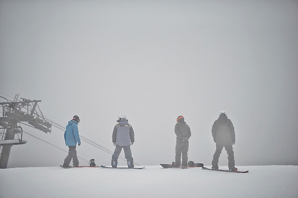 포토 JPG 주간 전신 남자 40대 겨울 하늘 스키장 서기 여러명 20대 야외 뒷모습 30대 설원 한국인 스노우보드 헬멧 스키복 뒷짐 리프트 스노우보더 용평스키장 차렷 성인남자만 국내포토 자연요소 옷 계절 뷰포인트 중년 포즈 다수 모션 스키 운동선수 눈_날씨 사람 동양인 청년 장년 보드_스포츠 보호장비 용평 남자만 성인만 파일형식