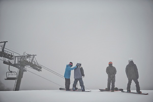 포토 JPG 주간 전신 남자 40대 겨울 하늘 스키장 서기 여러명 20대 야외 뒷모습 30대 설원 한국인 스노우보드 헬멧 스키복 뒷짐 리프트 격려 스노우보더 용평스키장 차렷 성인남자만 국내포토 자연요소 옷 계절 감정 뷰포인트 중년 포즈 다수 모션 스키 운동선수 눈_날씨 사람 동양인 청년 장년 보드_스포츠 보호장비 용평 남자만 성인만 파일형식