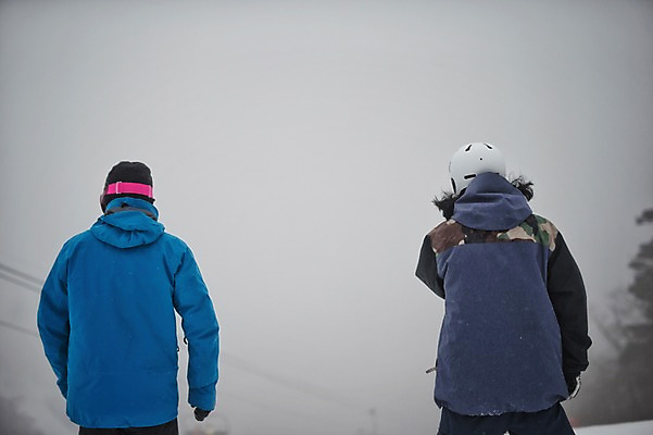포토 JPG 주간 남자 겨울 스키장 서기 상반신 야외 두명 뒷모습 30대 한국인 헬멧 스키복 스노우보더 용평스키장 성인남자만 장년남자만 국내포토 자연요소 옷 계절 뷰포인트 모션 스키 운동선수 사람 동양인 장년 보호장비 용평 남자만 장년만 성인만 파일형식
