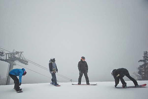 포토 JPG 주간 전신 남자 40대 겨울 하늘 스키장 고글 허리숙이기 서기 여러명 20대 야외 앞모습 옆모습 30대 설원 한국인 스노우보드 헬멧 스키복 리프트 스노우보더 용평스키장 성인남자만 국내포토 자연요소 옷 계절 뷰포인트 중년 다수 모션 스키 운동선수 눈_날씨 숙이기 사람 동양인 청년 장년 보드_스포츠 보호장비 용평 남자만 성인만 파일형식
