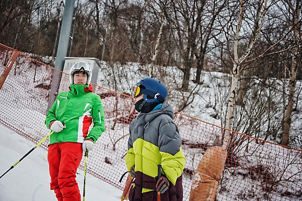 포토 JPG 주간 남자 겨울 스키 스키장 고글 서기 상반신 20대 야외 두명 30대 한국인 헬멧 스키복 스키선수 폴 용평스키장 성인남자만 국내포토 자연요소 옷 계절 모션 겨울스포츠 운동선수 사람 동양인 청년 장년 보호장비 스키용품 용평 남자만 성인만 파일형식