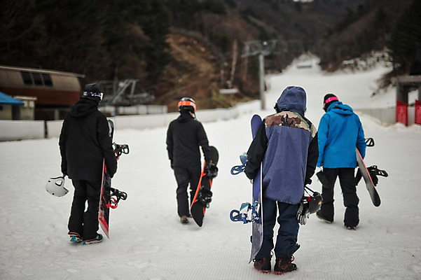 포토 JPG 주간 전신 남자 40대 겨울 스키장 서기 들기 여러명 20대 야외 뒷모습 30대 걷기 한국인 스노우보드 스키복 스노우보더 용평스키장 성인남자만 국내포토 자연요소 옷 계절 뷰포인트 중년 다수 모션 스키 운동선수 사람 동양인 청년 장년 보드_스포츠 용평 남자만 성인만 파일형식