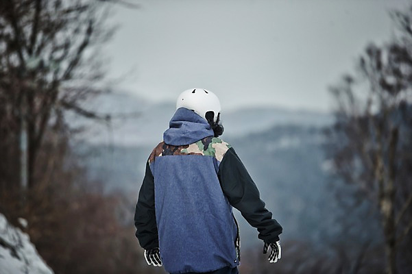 포토 JPG 주간 남자 겨울 스키장 한명 서기 상반신 야외 뒷모습 30대 한국인 헬멧 스키복 스노우보더 용평스키장 성인남자한명만 장년남자한명만 국내포토 자연요소 1 옷 계절 뷰포인트 모션 스키 운동선수 사람 동양인 장년 보호장비 용평 남자한명만 성인남자만 장년남자만 파일형식