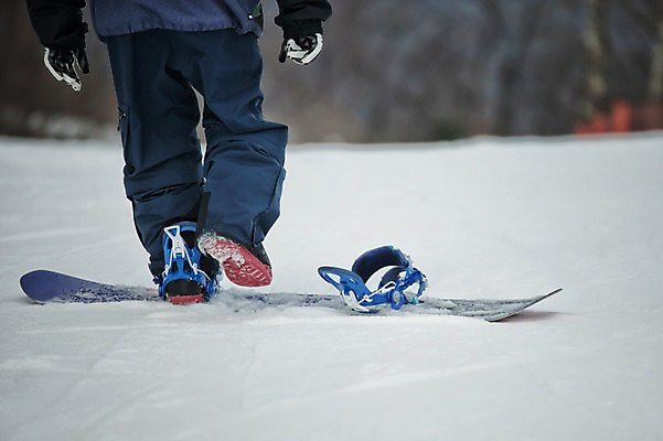 포토 JPG 주간 남자 겨울 스키장 한명 서기 야외 뒷모습 30대 설원 한국인 하반신 스노우보드 스키복 스노우보더 용평스키장 국내포토 자연요소 1 옷 계절 뷰포인트 모션 스키 운동선수 눈_날씨 사람 동양인 장년 보드_스포츠 용평 파일형식