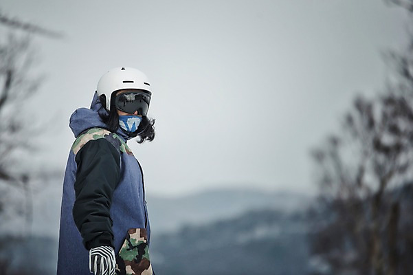 포토 JPG 주간 남자 겨울 스키장 고글 한명 서기 상반신 야외 옆모습 아웃포커스 30대 한국인 헬멧 스키복 스노우보더 용평스키장 성인남자한명만 장년남자한명만 국내포토 자연요소 1 옷 계절 뷰포인트 모션 스키 운동선수 촬영기법 사람 동양인 장년 보호장비 용평 남자한명만 성인남자만 장년남자만 파일형식