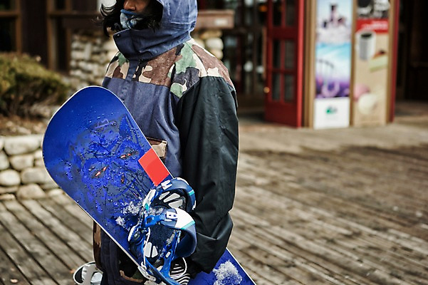 포토 JPG 주간 남자 겨울 스키장 한명 서기 들기 상반신 야외 옆모습 30대 한국인 스노우보드 스키복 스노우보더 용평스키장 성인남자한명만 장년남자한명만 국내포토 자연요소 1 옷 계절 뷰포인트 모션 스키 운동선수 사람 동양인 장년 보드_스포츠 용평 남자한명만 성인남자만 장년남자만 파일형식