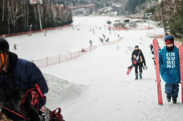 포토 JPG 주간 전신 남자 겨울 스키 스키장 고글 여러명 상반신 야외 앞모습 30대 걷기 설원 한국인 스노우보드 군중 헬멧 스키복 스키선수 스노우보더 용평스키장 국내포토 자연요소 옷 계절 뷰포인트 다수 모션 겨울스포츠 운동선수 눈_날씨 사람 동양인 장년 보드_스포츠 보호장비 용평 파일형식