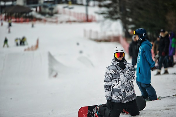 포토 JPG 주간 전신 남자 겨울 스키 스키장 고글 서기 앉기 여러명 20대 야외 앞모습 옆모습 아웃포커스 30대 설원 한국인 스노우보드 군중 무릎꿇기 헬멧 스키복 스키선수 스노우보더 용평스키장 국내포토 자연요소 옷 계절 뷰포인트 다수 모션 겨울스포츠 운동선수 눈_날씨 촬영기법 사람 동양인 청년 장년 보드_스포츠 보호장비 용평 파일형식