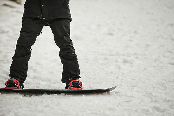 포토 JPG 주간 남자 겨울 스키장 한명 서기 야외 앞모습 신체부위 설원 한국인 하반신 다리 스노우보드 스키복 스노우보더 용평스키장 국내포토 자연요소 1 옷 계절 뷰포인트 모션 스키 운동선수 눈_날씨 사람 동양인 보드_스포츠 용평 파일형식