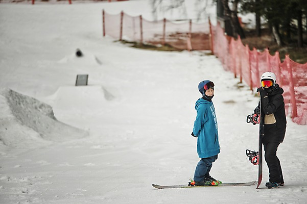 포토 JPG 주간 전신 남자 겨울 스키 스키장 고글 서기 20대 야외 두명 옆모습 30대 설원 한국인 스노우보드 헬멧 스키복 뒷짐 스키선수 스노우보더 용평스키장 성인남자만 국내포토 자연요소 옷 계절 뷰포인트 모션 겨울스포츠 운동선수 눈_날씨 사람 동양인 청년 장년 보드_스포츠 보호장비 용평 남자만 성인만 파일형식