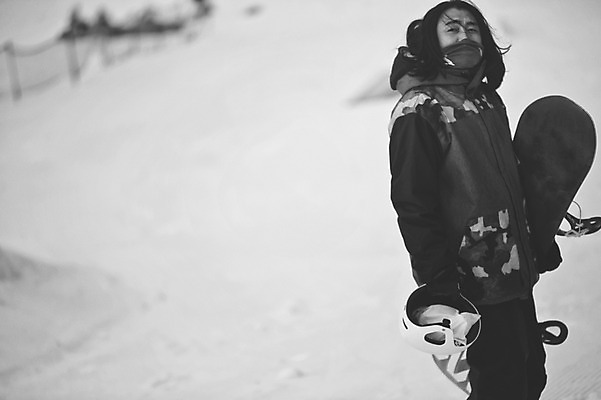 포토 JPG 주간 남자 겨울 스키장 흑백 한명 서기 들기 상반신 야외 옆모습 30대 설원 한국인 스노우보드 헬멧 스키복 스노우보더 용평스키장 성인남자한명만 장년남자한명만 국내포토 자연요소 1 옷 계절 뷰포인트 모션 스키 운동선수 눈_날씨 촬영기법 사람 동양인 장년 보드_스포츠 보호장비 용평 남자한명만 성인남자만 장년남자만 파일형식