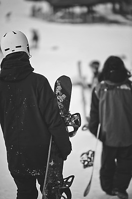 포토 JPG 주간 남자 겨울 스키장 흑백 서기 들기 상반신 20대 야외 두명 뒷모습 아웃포커스 30대 한국인 스노우보드 헬멧 스키복 스노우보더 용평스키장 성인남자만 국내포토 자연요소 옷 계절 뷰포인트 모션 스키 운동선수 촬영기법 사람 동양인 청년 장년 보드_스포츠 보호장비 용평 남자만 성인만 파일형식