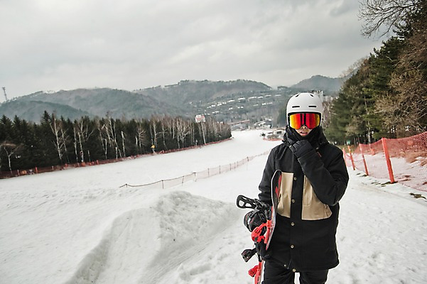 포토 JPG 주간 남자 겨울 스키장 고글 한명 서기 상반신 20대 야외 앞모습 설원 한국인 스노우보드 헬멧 스키복 스노우보더 용평스키장 청년남자한명만 성인남자한명만 국내포토 자연요소 1 옷 계절 뷰포인트 모션 스키 운동선수 눈_날씨 사람 동양인 청년 보드_스포츠 보호장비 용평 남자한명만 성인남자만 청년남자만 파일형식