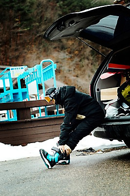 포토 JPG 주간 전신 남자 겨울 승용차 고글 한명 앉기 야외 옆모습 30대 한국인 신기함 준비 스키복 스노우보드부츠 신발신기 용평스키장 자동차트렁크 성인남자한명만 장년남자한명만 국내포토 자연요소 1 옷 계절 뷰포인트 컨셉 모션 자동차 스키 스키장 부츠 사람 동양인 장년 용평 남자한명만 성인남자만 장년남자만 파일형식